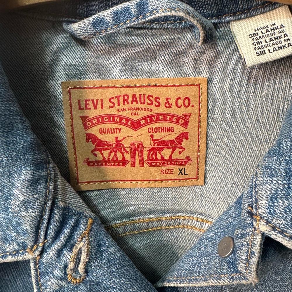 Levi's Jacket Womens XL Trucker Denim Jean Button Pockets Light Wash EUC - Picture 7 of 10